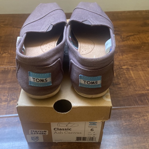 Toms - Picture 3 of 4